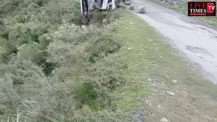 चुराह: चांजु तृतीय पावर प्रोजेक्ट की बस दुर्घटनाग्रस्त, चालक गंभीर रूप से घायल
