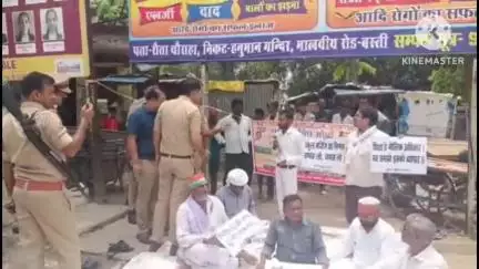 बस्ती: भारत मुख्य मोर्चा शास्त्री चौक पर बेसिक स्कूलों के मर्ज के विरोध में धरना प्रदर्शन कर रहा है