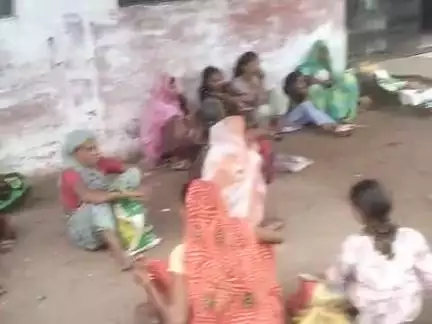 car pach din se sarvar nahi calne ke karan rasan dukan par lagi laine pablic hi Rahi paresan
nesarpur