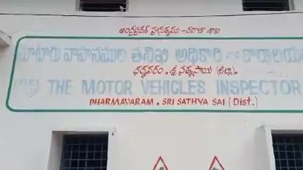 ప్రైవేట్ స్కూల్ బస్సులు అన్ని రకాల ఫిట్నెస్ సర్టిఫికెట్లు కలిగి ఉండాలని ధర్మవరం ఎంవీఐ అధికారిని రాణి పేర్కొన్నారు.