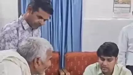 लाडपुरा: डॉक्टर रवि शर्मा की करंट लगने से मौत पर कोटा में सेवारत चिकित्सकों ने दूसरे दिन काली पट्टी बांधकर जताया विरोध