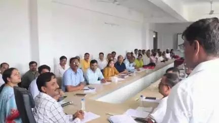 नटेरन: जिले में मतदाता सूची में नाम दर्ज कराने से कोई वंचित न रहे, कलेक्टर ने अधिकारियों को दिए निर्देश