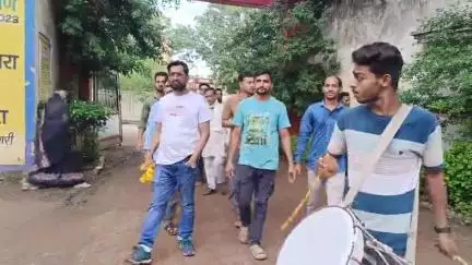अंजड़: रोड खराब होने से परेशान अंजड़ के व्यापारियों ने किया अनोखा प्रदर्शन, ढोल-ताशों के साथ पहुंचकर नगर परिषद में दिया ज्ञापन