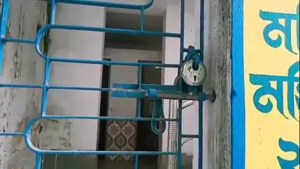 তেহট্ট ১: প্রধানের দুর্নীতির প্রতিবাদে কানাইনগর গ্রাম পঞ্চায়েতে গেটে, তালা ঝুলিয়ে TMC বিক্ষোভ