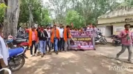 लातेहार: भ्रष्टाचार के विरोध में प्रखंड कार्यालय में आक्रोशपूर्ण प्रदर्शन, भाजपाई भी शामिल हुए