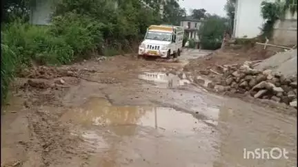 हमीरपुर: अणु से बडू संपर्क मार्ग के चौडा करने के काम में हो रही देरी का खामियाजा भुगत रहे है सैकडों लोग#jansamsya