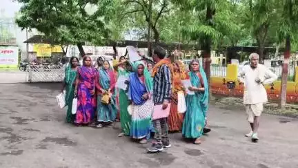रायसेन: अगरिया नयापुरा की महिलाओं का फूटा गुस्सा, 70 साल बाद भी नहीं पहुंची बिजली, खंभे हैं लेकिन तार नहीं #Jansamasya