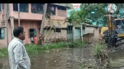 ঠাকুরপুকুর-মহেশতলা: মহেশতলা পৌরসভার ১৭ নম্বর ওয়ার্ডে ওল্ড মনি খাল সংস্কারের কাজ শুরু হওয়াতে খুশি এলাকার মানুষজনেরা