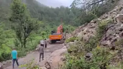 घाट: नंदानगर मोटर मार्ग मंगरौली के पास 5 घंटे बाद यातायात के लिए हुआ सुचारू, लोगों ने ली राहत की सांस