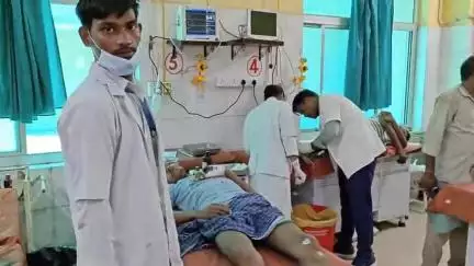 मिर्ज़ापुर: नगर के बुंदेलखंडी में जर्जर घर का छज्जा गिरने से सड़क पर काम कर रहे 2 मजदूर हुए घायल, ट्रामा सेंटर में इलाज जारी