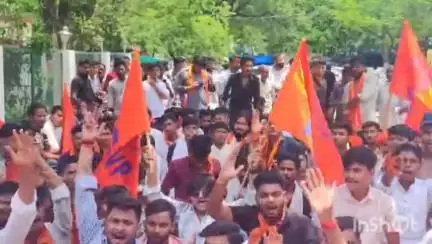 उरई: ABVP के कार्यकर्ताओं ने उरई के डीएम कार्यालय में किया प्रदर्शन, शिक्षा के गद्दारों को गोली मारो के लगे नारे