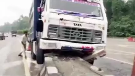 डोईवाला: लच्छीवाला टोल प्लाजा पर हुआ डंपर हादसा, चालक-परिचालक की बाल-बाल बची जान, मची अफरा-तफरी