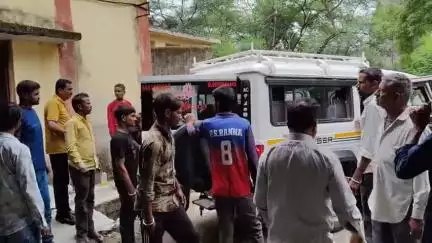 मंदसौर: मेनपुरिया अंडर ब्रिज के पास ठेकेदार ने अधूरा छोड़ा निर्माण कार्य, पटरी पार करते समय युवती की मौत