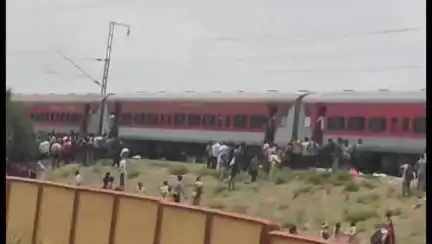 हिण्डौन: श्री महावीर जी रेलवे स्टेशन के पास अवध एक्सप्रेस में गैस पाइप लाइन में लगी आग, यात्रियों में मचा हड़कंप, ट्रेन से उतरे