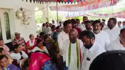 జనగాం: మాజీ SC,ST కమిషన్ సభ్యులు రాజారపు ప్రతాప్ పార్థివదేహానికి పూలమాలలు వేసి నివాళులు అర్పించిన మాజీ ఎమ్మెల్యే రాజయ్య