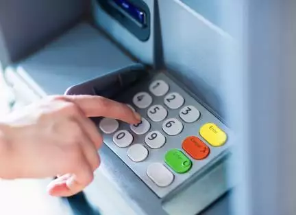 इस ATM से ₹500 निकालने पर होने लगा ₹1100 का ट्रांजैक्शन, पैसे लूटने लगी लोगों की भीड़