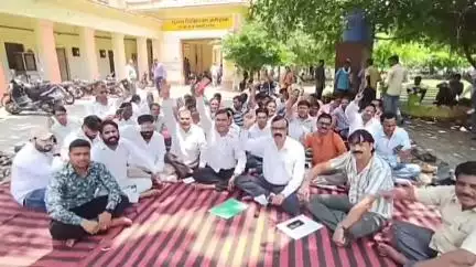 बदायूं: जिला अस्पताल में प्रदेश आह्वान पर राज्य कर्मचारी संयुक्त परिषद उत्तर प्रदेश ने पुरानी पेंशन बहाली को लेकर किया सत्याग्रह