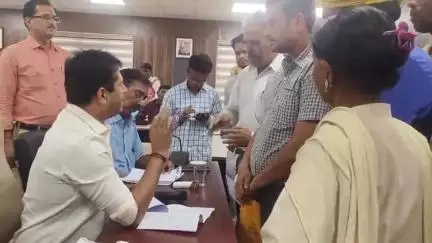 दतिया नगर: न्यू कलेक्ट्रेट में शस्त्र निलंबन पर तीन पीढ़ी पहुंची जनसुनवाई में, दतिया कलेक्टर से की बहस