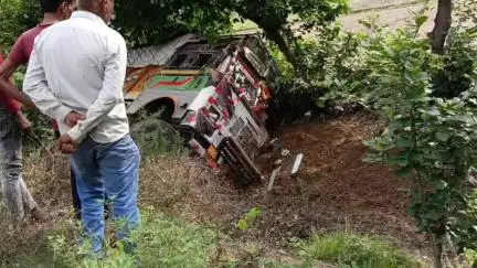 महमूदाबाद: बीसवां की तरफ से आ रहा तेज रफ्तार ट्रक महमूदाबाद के आलू स्टोर के पास अनियंत्रित होकर गहरी खाई में गिरा, कोई जनहानि नहीं