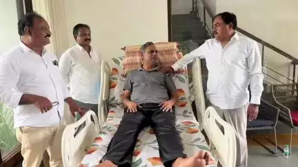 జనగాం: ఇటీవల గాయపడి విశ్రాంతి తీసుకుంటున్న జనగామ MLA పల్లా రాజేశ్వర్ రెడ్డిని పరామర్శించిన మాజీ మంత్రి ఎర్రబెల్లి దయాకర్ రావు