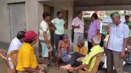 হরিহরপাড়া: হরিহরপাড়ায় দুর্ঘটনাগ্রস্ত পরিবারের পাশে সিপিআইএম নেতৃত্ব ,মৃত ও আহতদের বাড়িতে গিয়ে সহানুভূতি ও সহমর্মিতার বার্তা