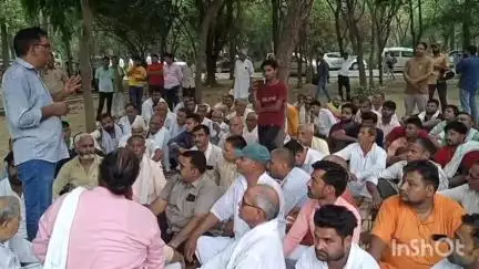 बागपत: नाबालिक लड़की लापता, पुलिस पर लापरवाही का आरोप लगाते हुए ब्राह्मण समाज ने कलेक्ट पर किया प्रदर्शन