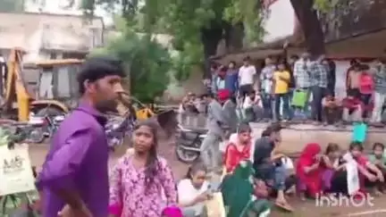 सिरोंज: तहसील कार्यालय स्थित आधार कार्ड सेंटर पर नागरिकों की भीड़, लोग हो रहे परेशान