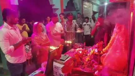 * *मां रेवा महाआरती समिति आरती में यजमान मनीष पटेल नोनी बालो के परिवार की तरफ से* नगर की अग्रणी धार्मिक संस्था श्री रेवा महाआरती समिति गोटेगांव के तत्वाधान में समीपवर्ती ग्राम मुंआरघाट  मे मां नर्मदा मैयाजी की साप्ताहिक संगीतमय महा आरती एवं