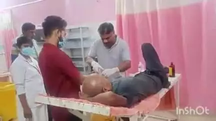 बांका: हरपुर गांव में पेड़ पर चढ़कर लकड़ी काटते समय कुल्हाड़ी से एक व्यक्ति का हाथ कटा, अस्पताल में भर्ती