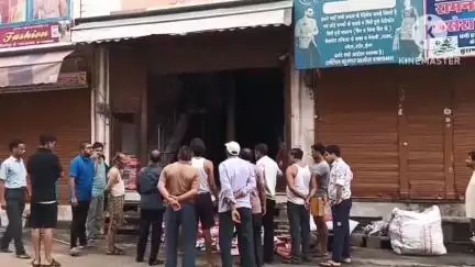 सीकर: कपड़े की दुकान में अचानक लगी आग