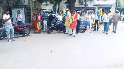 मिर्ज़ापुर: गुजरात और पंजाब में विधानसभा उपचुनाव में मिली जीत पर रमईपट्टी तिराहा पर जश्न मनाते आप कार्यकर्ताओं को पुलिस ने रोका