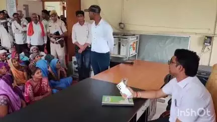 डूंगरपुर: कलेक्टर ने दीनदयाल उपाध्याय अंत्योदय संबल शिविरों का किया औचक निरीक्षण, शिविर प्रभारियों को दिए दिशा-निर्देश
