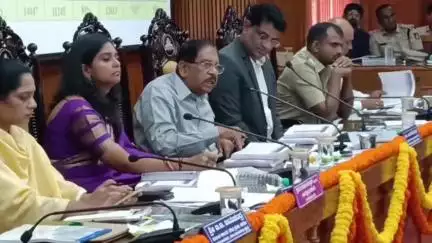 ತುಮಕೂರು: ಖಾಸಗಿ ಆಸ್ಪತ್ರೆಯಲ್ಲಿ ಸಿಸೇರಿಯನ್ ಮಾಡಿಸಲು ಸಲಹೆ, ನಗರದ ಜಿಪಂ  ಕೆಡಿಪಿ ಸಭೆಯಲ್ಲಿ ಸಚಿವ ಪರಮೇಶ್ವರ್ ಅವರಿಂದ ಡಿ ಎಚ್ ಒಗೆ ತರಾಟೆ