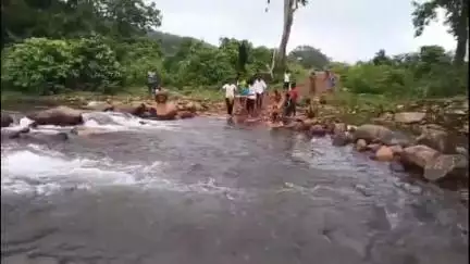 କାମାକ୍ଷାନଗର: ଏକୁଲ ଗାଁରେ ଜନନୀ ଯନ୍ତ୍ରଣା, ପିଛୁଳି ନାଳ ପାରି ହୋଇ ଷ୍ଟ୍ରେଚରରେ ବୁହାହୋଇ ଆସିଲେ ପ୍ରସୂତି, ସମ୍ପର୍କୀୟଙ୍କ ପ୍ରତିକ୍ରିୟା