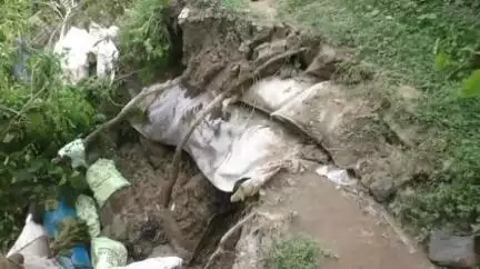 মঙলদৈ ভাগ: চহৰৰ ৮নং ৱাৰ্ডৰ প্রীতিনগৰত মঙলদৈ নদীৰ গৰাখহনীয়াই ধাৰণ কৰিছে কালৰূপ, নদীত বিলীন হোৱাৰ উপক্ৰম কেইবাটাও পৰিয়াল #jansamasya