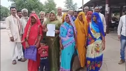 इटमा नदी तीर में दबंग ने सरकारी आम रास्ते पर बनाया घर, ग्रामीणों ने कलेक्टर कार्यालय में दिया ज्ञापन