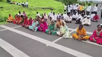 भूम: पाणीपुरवठा योजना स्थलांतरित करण्याच्या मागणीसाठी वंजारवाडी फाटा येथे रस्ता रोको आंदोलन