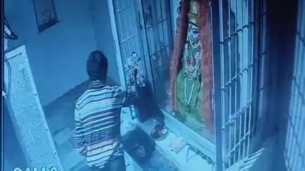 मंडला: नाना घाट स्थित मंदिर में हुई चोरी, CCTV फ़ुटेज आया सामने
