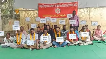 తమ డిమాండ్లు పరిష్కరించకపోతే వీధి దీపాలు ఆర్పేస్తామంటూ చిత్తూరు నగరపాలక సంస్థ విద్యుత్ కార్మికుల నిరసన
