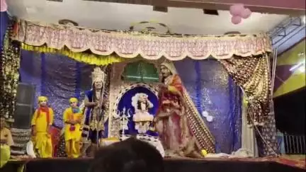 आंवला: कस्बा आंवला में आयोजित श्रीकृष्ण रासलीला महोत्सव में बरसाना के कलाकारों ने पूतना वध और नंद महोत्सव का किया मंचन