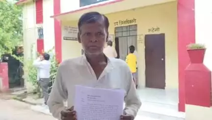 कौंच: गोखले नगर में किसान ने बिजली कर्मचारी पर खेत में बिजली का खंभा गाड़ने का लगाया आरोप, एसडीएम से की शिकायत