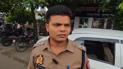 मऊ: गाजीपुर तिराहे पर कार अनियंत्रित होकर खंभे से टकराई, 2 लोग हुए घायल
