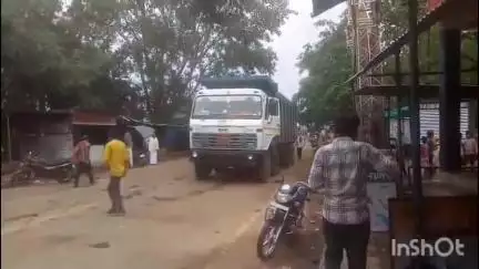 बटियागढ़: फतेहपुर में गिट्टी से भरे हाइवा की टक्कर से 3 मवेशियों की हुई मौत, ग्रामीणों ने हाइवा पकड़ा
