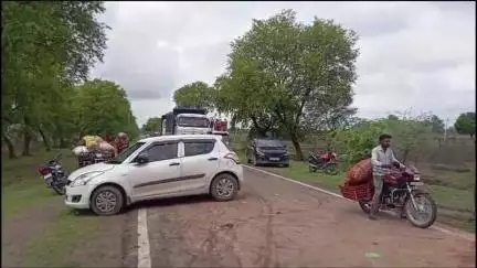 मऊरानीपुर: खंदरका पुलिया के पास गाय को बचाने के चक्कर में बालू से भरा ट्रक पलटा, मौके पर पहुंची पुलिस