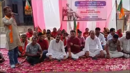 अरवल: सदर प्रखंड मुख्यालय में भाजपा कार्यकर्ताओं का धरना, संविधान निर्माता डॉक्टर अंबेडकर को अपमानित करने का आरोप
