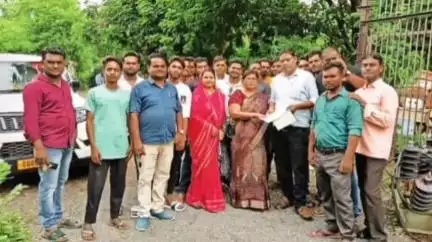 महासमुंद: ग्राम खरोरा में बिजली बंद होने से परेशान ग्रामीणों ने बिजली दफ्तर का घेराव कर प्रदर्शन किया, सौंपा आवेदन
