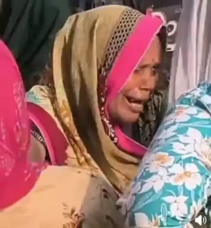 मैनपुरी। जुड़वा बच्चों को जन्म देने के बाद महिला की मौत परिजनों ने डॉक्टरो पर लगाया लापरवाही का आरोप .....