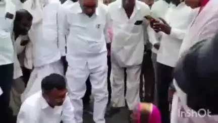 सांगोला: आमदार बाबासाहेब देशमुख यांनी वयोवृद्ध आजीपशी रस्त्यावर बसून साधला संवाद; महूद येथून व्हिडिओ व्हायरल