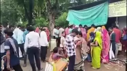 सोहागपुर: नगर में उचित मूल्य की दुकान पर राशन लेने के लिए उपभोक्ताओं की भारी भीड़
