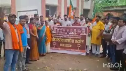 जामताड़ा: सरकारी कार्यालयों में भ्रष्टाचार और राज्य में अवैध कारोबार पर रोक लगाने के लिए भाजपा का प्रखंड कार्यालय पर प्रदर्शन